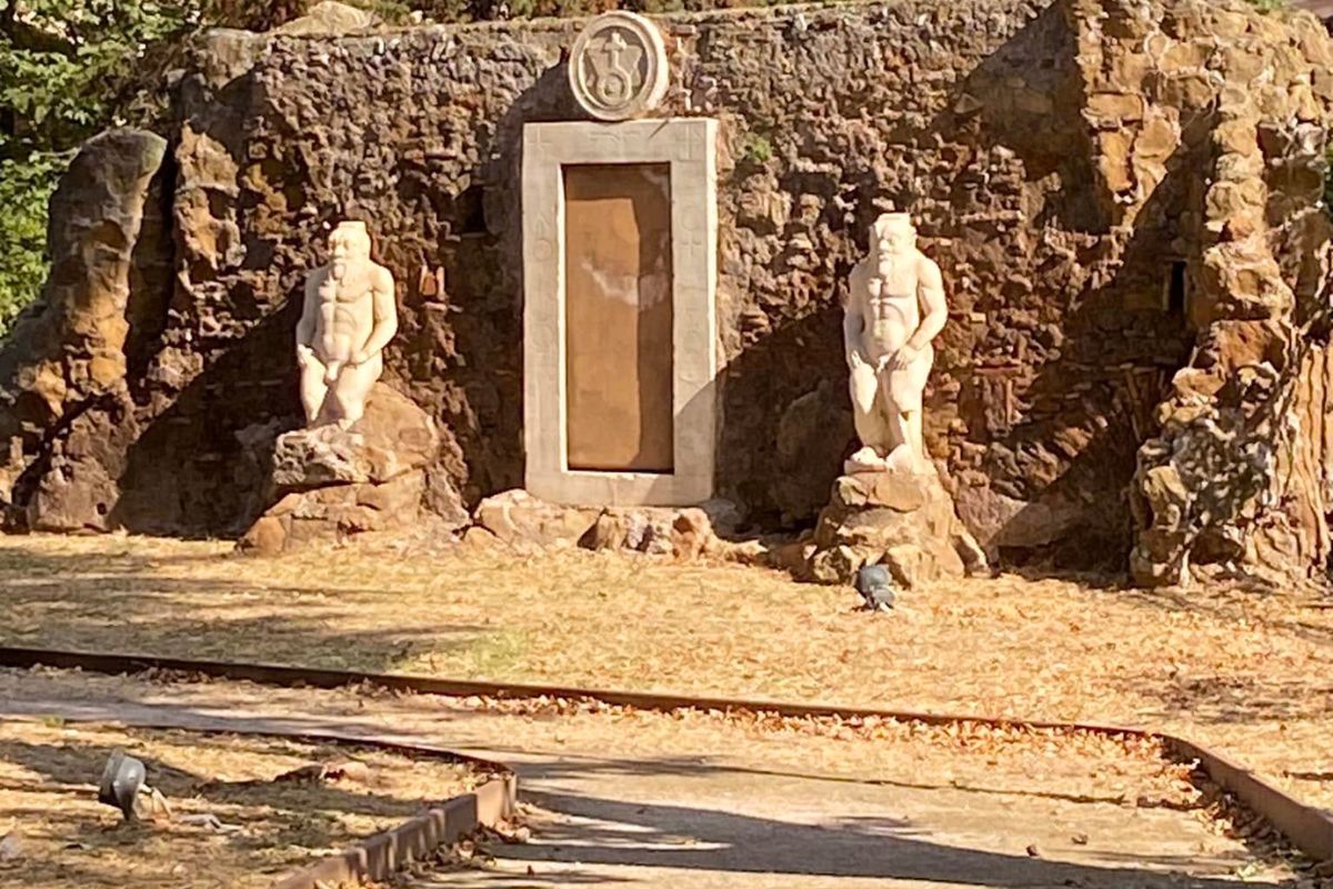 Porta Magica i Piazza Vittorio Roma med statuer og symboler fra alkymi.
