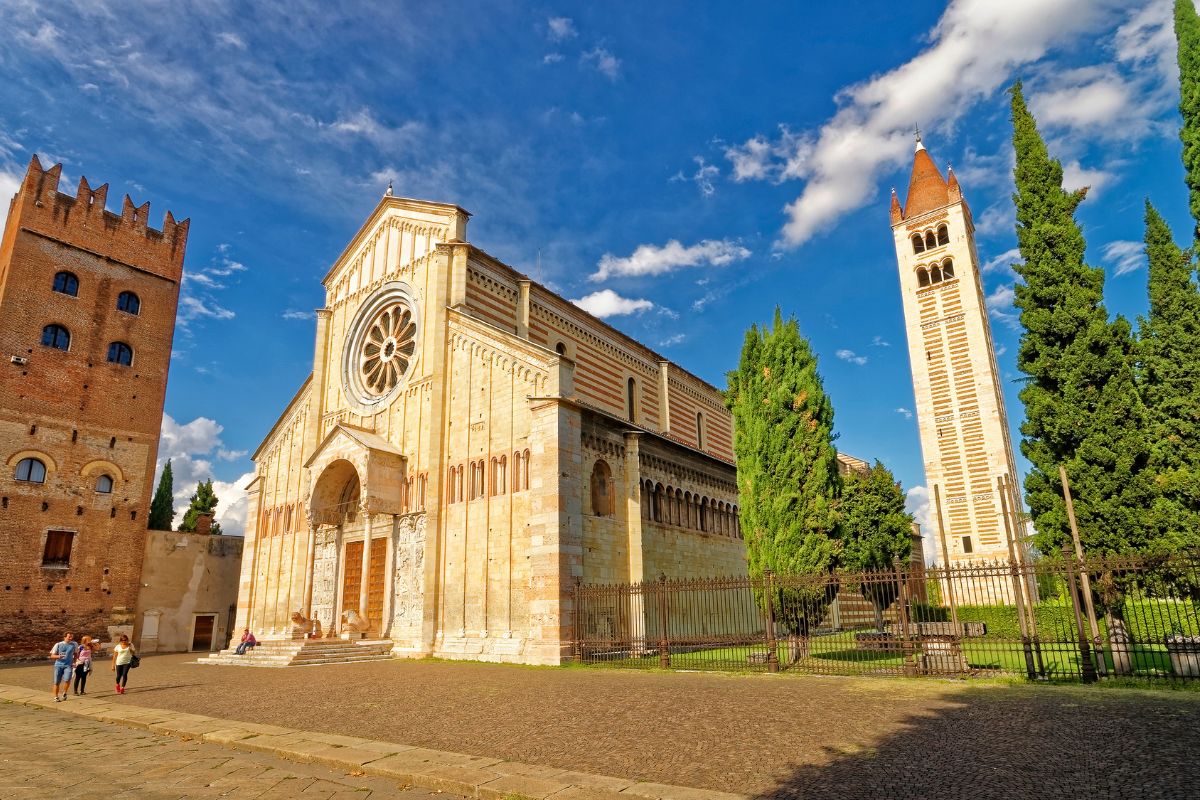 San Zeno-basilikaen i Verona med romansk fasade og klokketårn.
