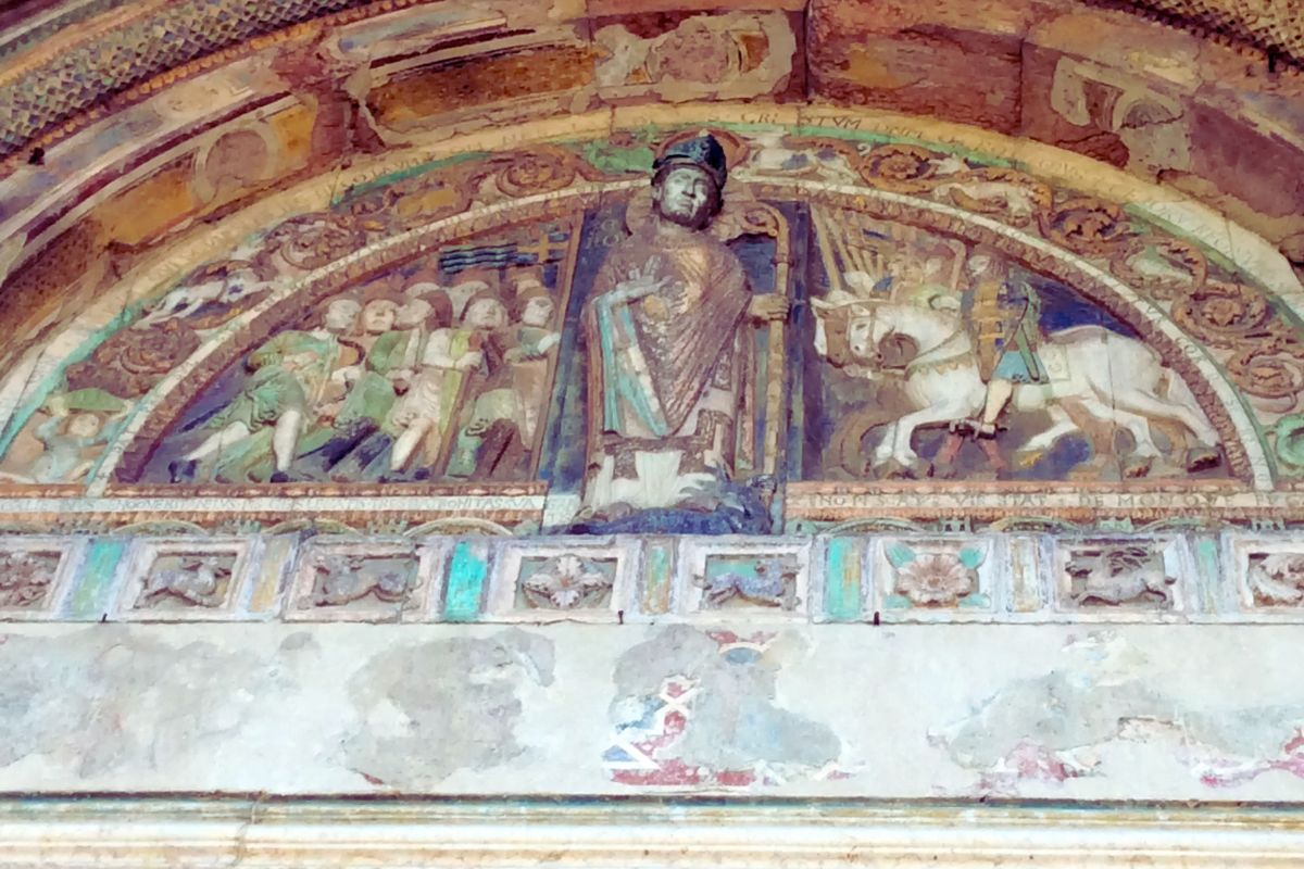 Freske med San Zeno over inngangen til San Zeno-basilikaen i Verona.