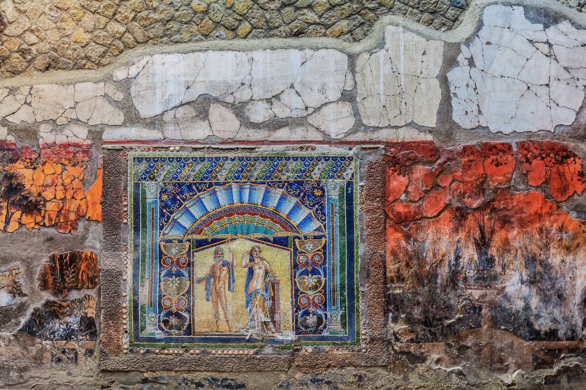 Romersk mosaikk i Herculaneum med fargerike dekorasjoner og godt bevarte detaljer på vegg.