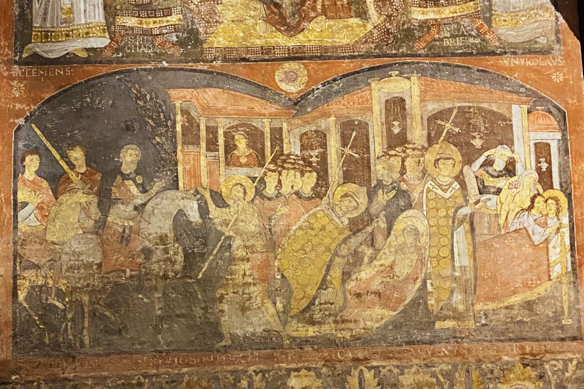 Middelaldersk freske i basilikaen Santa Maria in Cosmedin i Roma, med religiøse scener og helgenfigurer i bysantinsk stil.