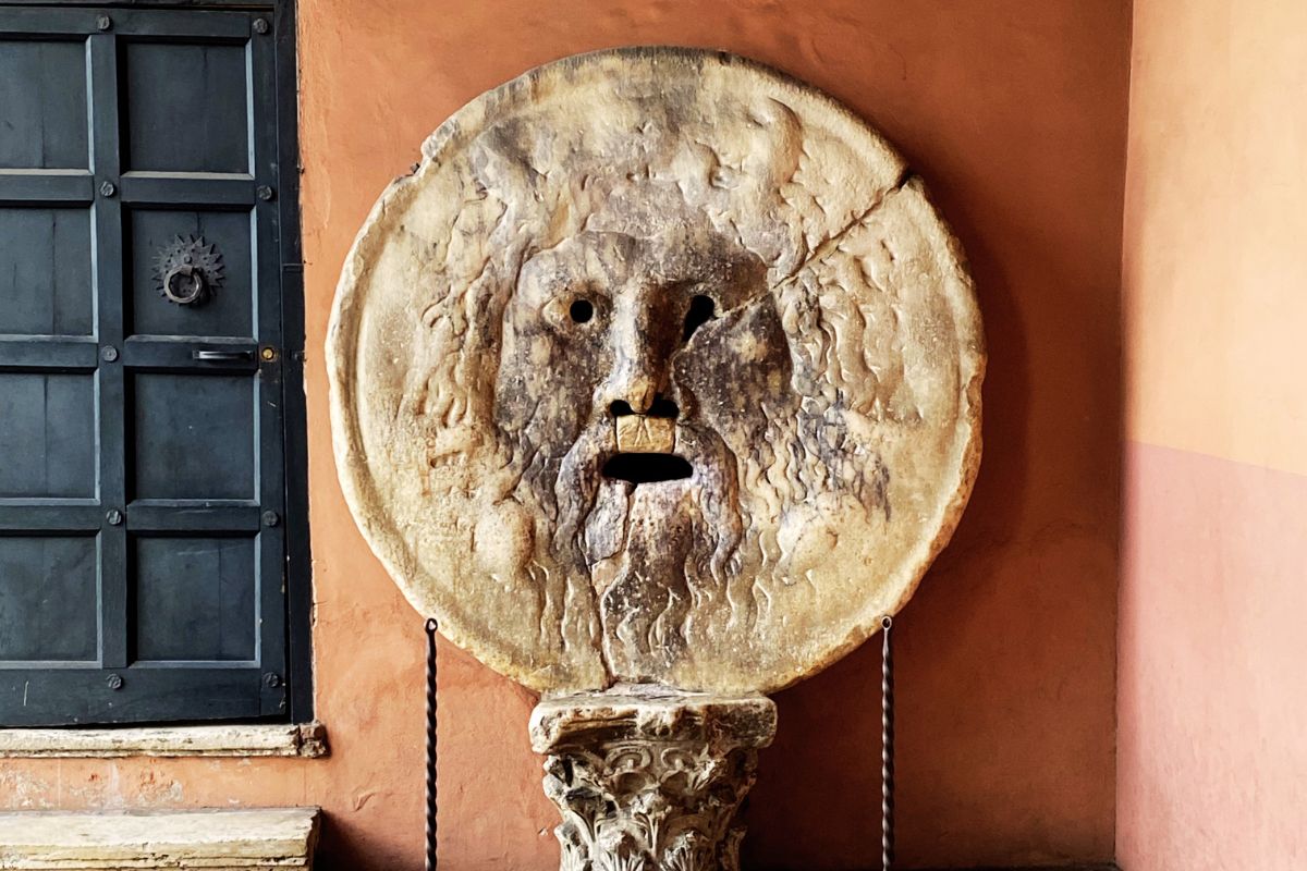 Bocca della Verità ved Santa Maria in Cosmedin i Roma, en av byens mest berømte severdigheter og legender fra antikken.