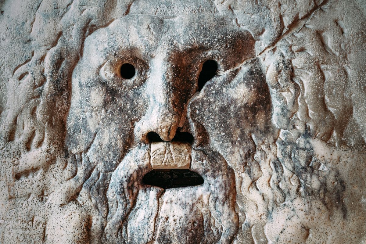 Nærbilde av Bocca della Verità i Roma, den berømte steinmasken knyttet til gamle legender om løgn og sannhet.