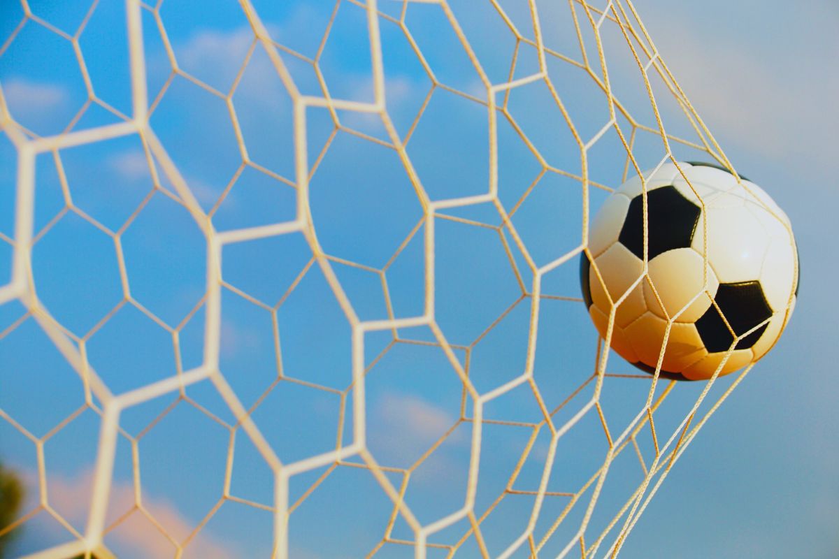 Mål under en fotballkamp i Italia. Italiensk fotball er en viktig del av italiensk kultur og en av de mest populære søndagstradisjonene for millioner av supportere.