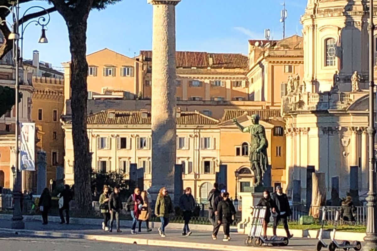 Mennesker som går langs Via dei Fori Imperiali i Roma på en søndag. Italienske søndagstradisjoner, historiske severdigheter, byliv og kultur i hjertet av Roma.
