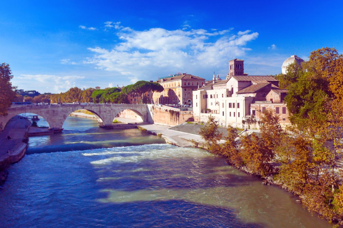 Utsikt over Tiberen og Tiberøya i Roma, et av de mest stemningsfulle og historiske områdene langs elven.