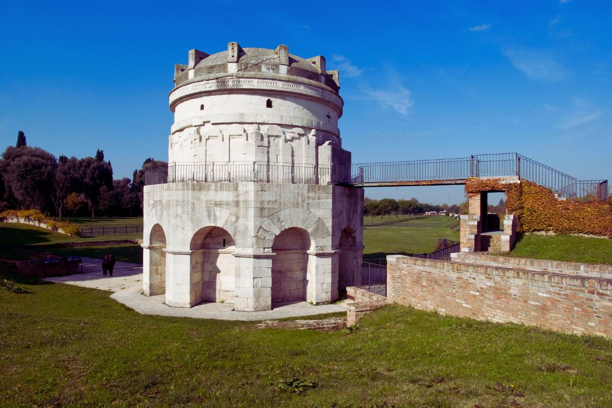 Teoderiks mausoleum i Ravenna sett utenfra, en massiv steinbygning fra den østgotiske perioden omgitt av grøntområde.