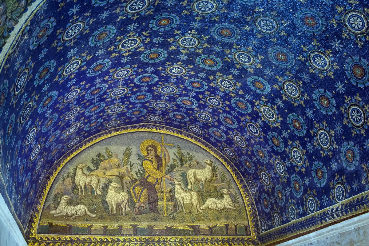 Interiør i Galla Placidia-mausoleet i Ravenna med blått stjernedekket mosaikktak og motiv av Den gode hyrde med sauer.