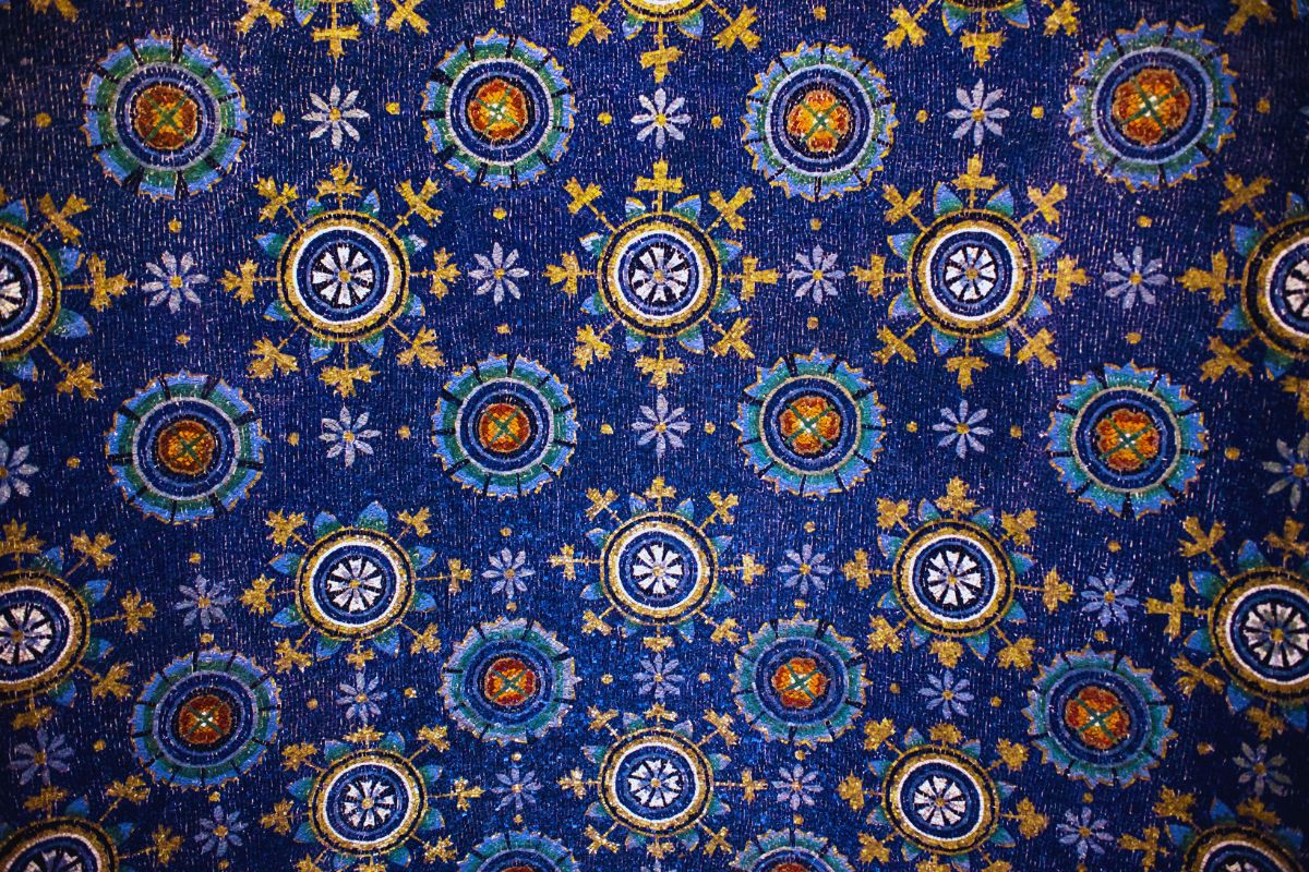 Stjernedekket mosaikktak i Galla Placidia-mausoleet i Ravenna med dyp blå bakgrunn og gyldne stjerner.
