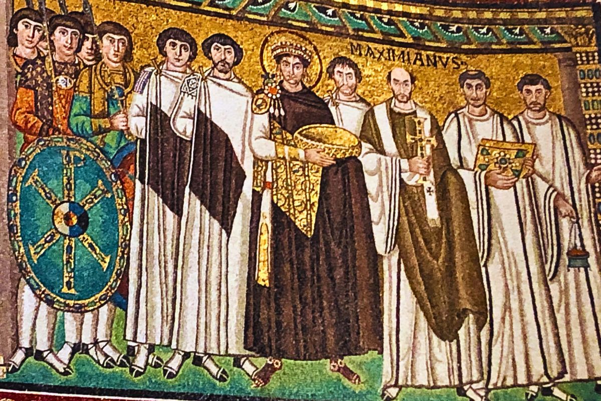 Bysantinsk mosaikk i San Vitale i Ravenna som viser keiser Justinian omgitt av hoffet og geistlige, rikt dekorert med gullbakgrunn.
