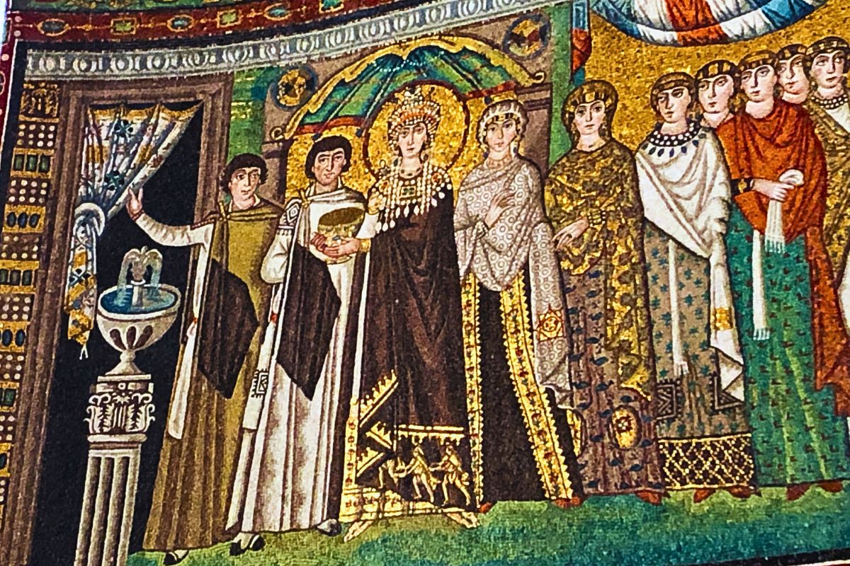 Bysantinsk mosaikk i San Vitale i Ravenna som viser keiserinne Theodora omgitt av hoffet sitt, rikt dekorert med gull og detaljer.