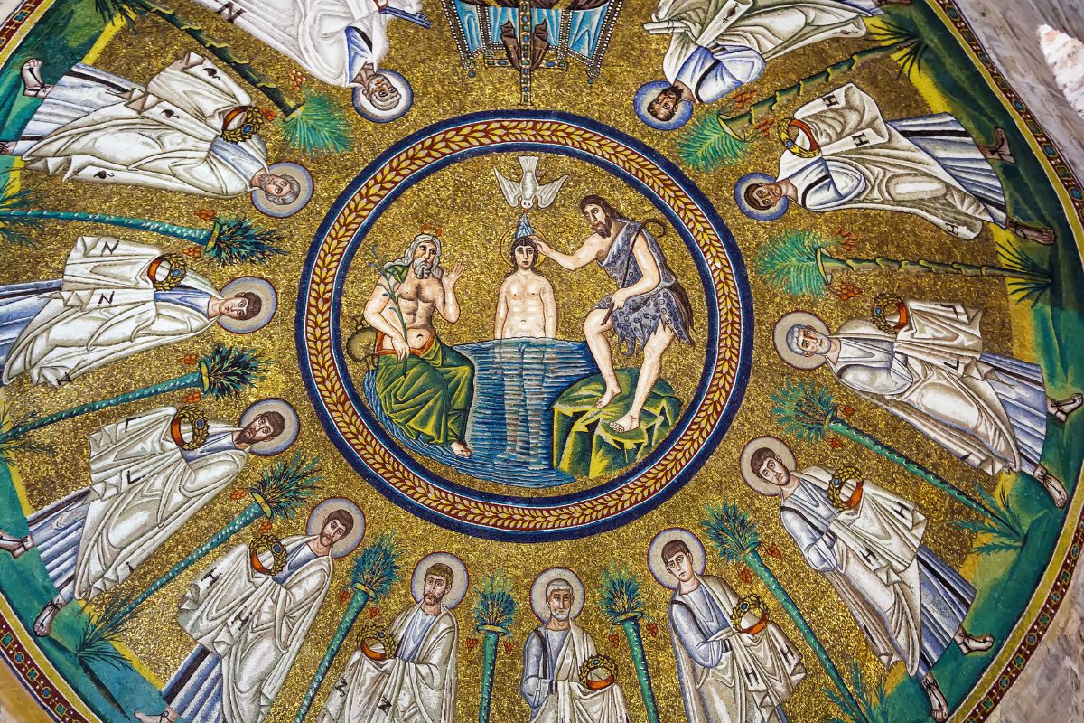 Mosaikk i det arianske dåpskapellet i Ravenna som viser Jesu dåp omgitt av apostlene i sirkel mot gyllen bakgrunn.