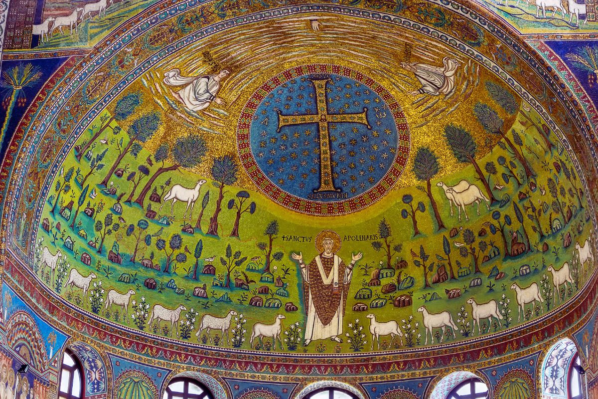 Mosaikk i Sant’Apollinare in Classe i Ravenna som viser Sant’Apollinare i et symbolsk landskap med sauer og et stort kors mot gyllen bakgrunn.
