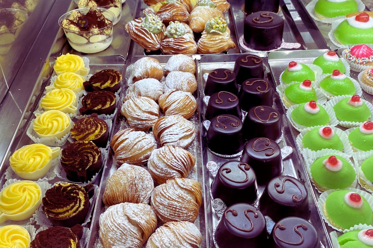Italienske pastarelle og tradisjonelle kaker servert på søndag i Italia. Typiske italienske søndagstradisjoner med dessert, familie og italiensk matkultur.