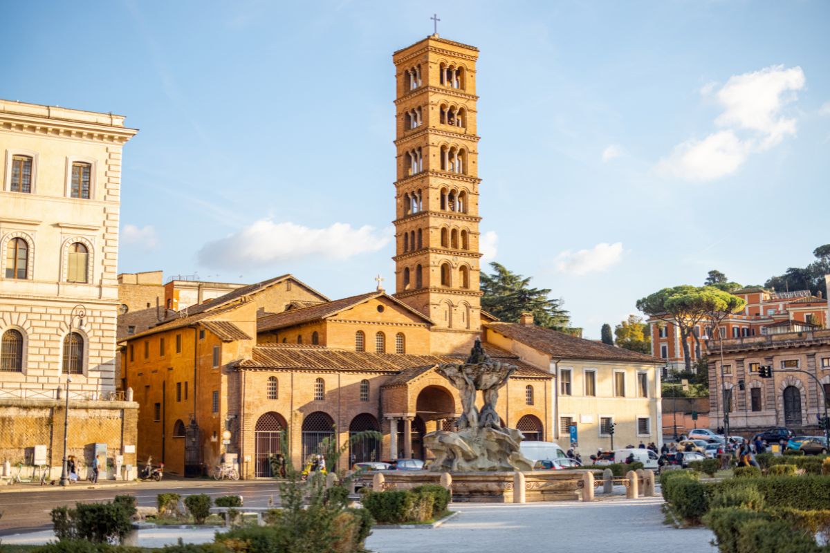 Basilikaen Santa Maria in Cosmedin ved Bocca della Verità i Roma, kjent for sitt middelalderske klokketårn og sin lange historie.