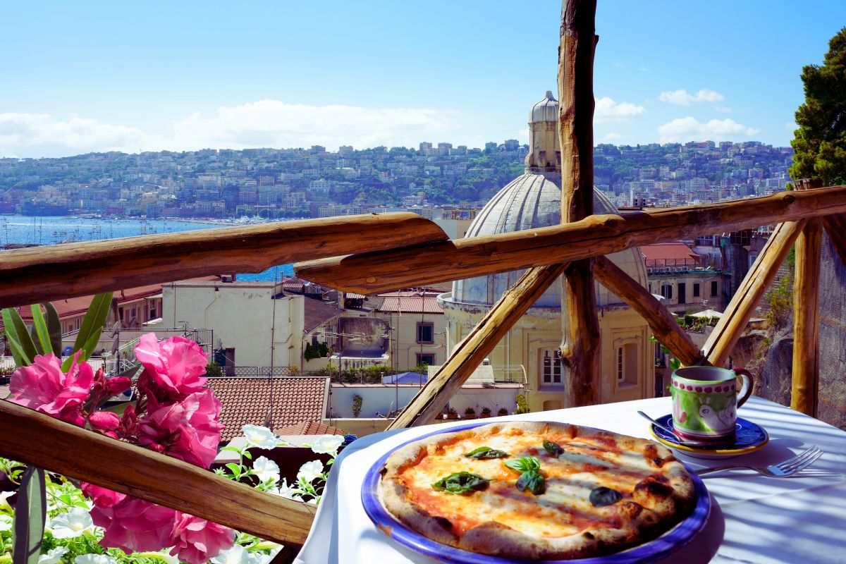 Napolitansk pizza med utsikt over Napoli og Napolibukten.