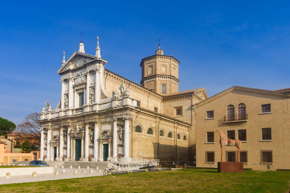 Sant’Apollinare Nuovo-basilikaen i Ravenna sett utenfra, med fasade i renessansestil og det karakteristiske klokketårnet bak.