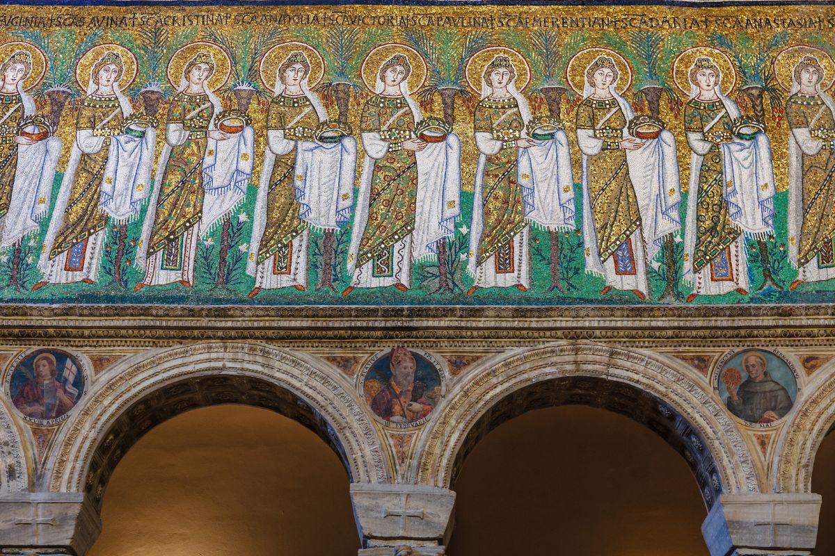 Mosaikker i Sant’Apollinare Nuovo i Ravenna som viser en prosesjon av helgener mot gyllen bakgrunn med rike detaljer.