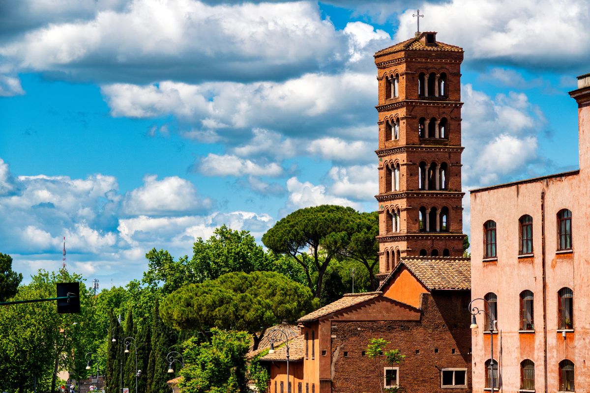 Basilikaen Santa Maria in Cosmedin ved Bocca della Verità i Roma, kjent for sitt middelalderske klokketårn og sin lange historie.