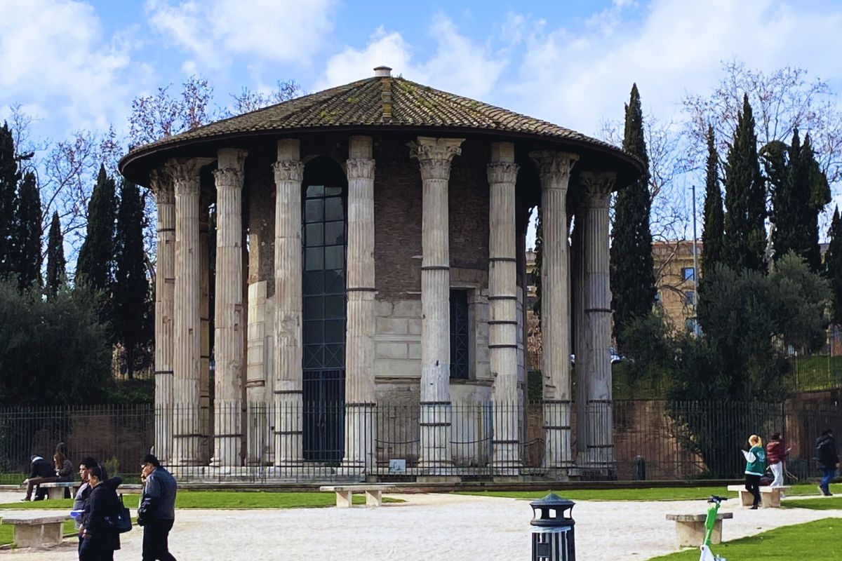 Tempio di Ercole Vincitore i Roma, det eldste marmortempelet i byen som fortsatt står bevart fra antikken.