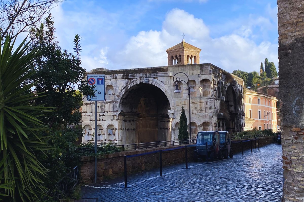 Arco di Giano i Roma, en monumental romersk bue i det gamle Foro Boario-området, nær Velabro og Tiberen.