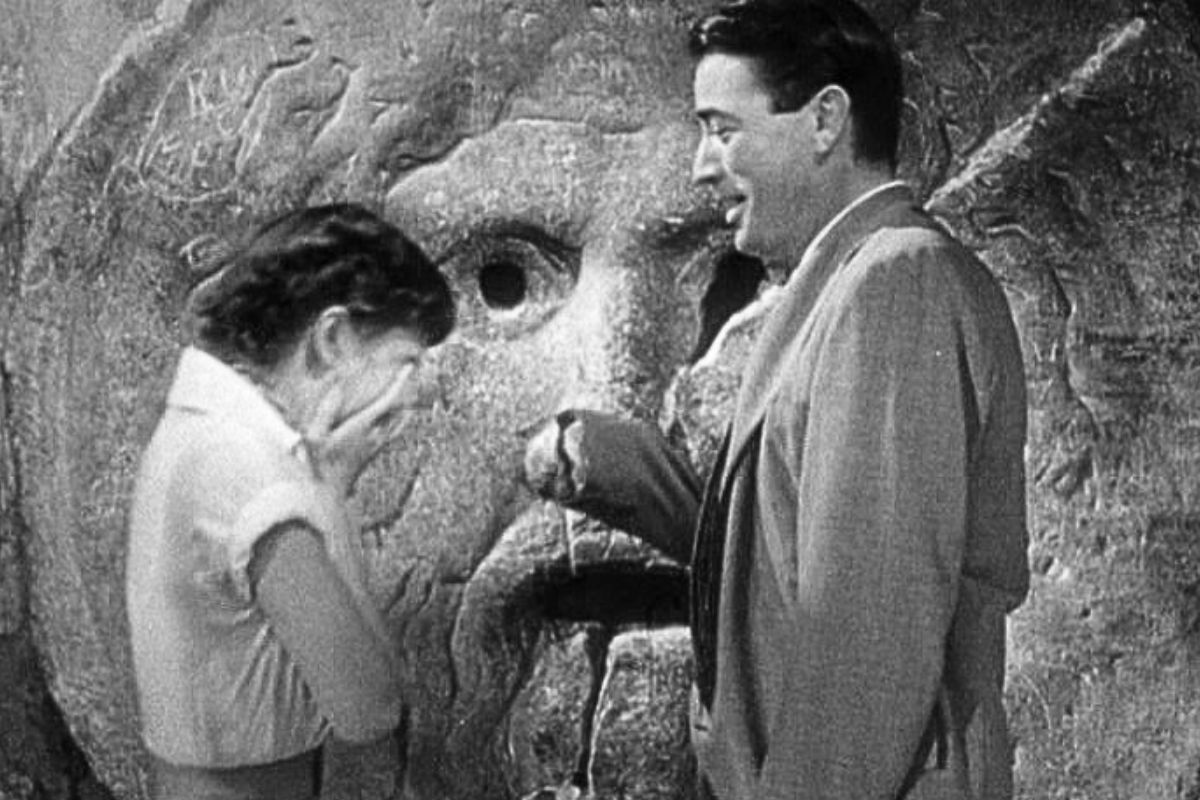 Scene fra filmen Vacanze Romane (Roman Holiday) med Gregory Peck og Audrey Hepburn ved Bocca della Verità i Roma.