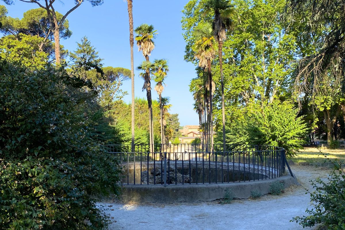 Villa Celimontana i Roma, en historisk park med hager, fontener og skyggefulle gangstier. Populært grøntområde på Celio-høyden nær Colosseum og andre severdigheter i Roma.