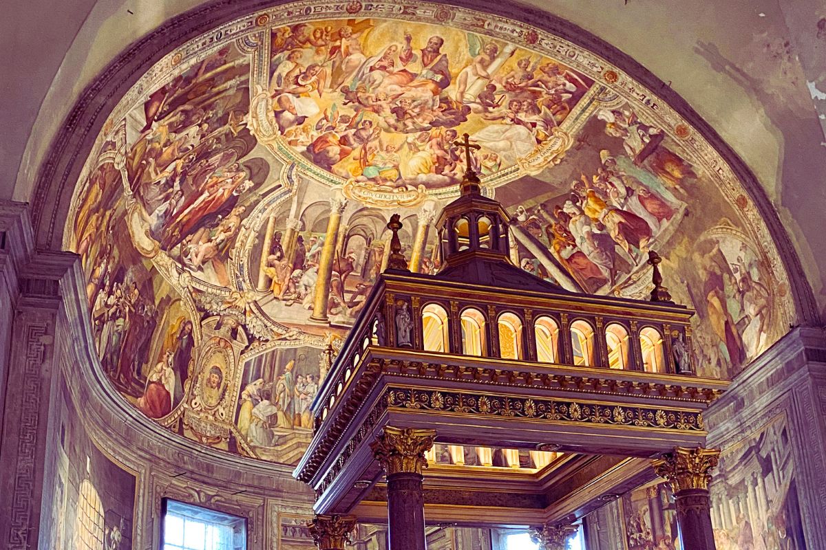 Apsisfreskene i San Pietro in Vincoli i Roma, med scener fra apostelen Peters liv og relikvieskrinet som oppbevarer Peters lenker.