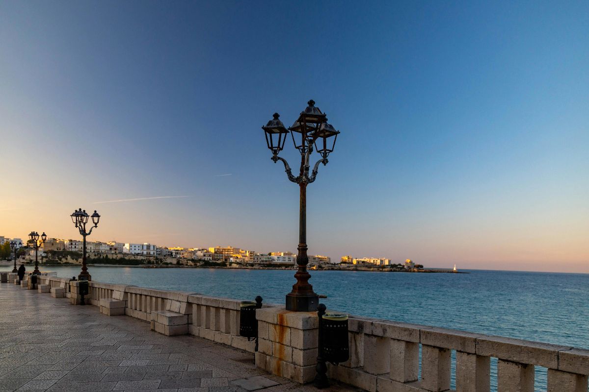 Promenade ved sjøen i Bari i Puglia ved solnedgang. Vakker utsikt over Adriaterhavet og den karakteristiske atmosfæren i Sør-Italia.