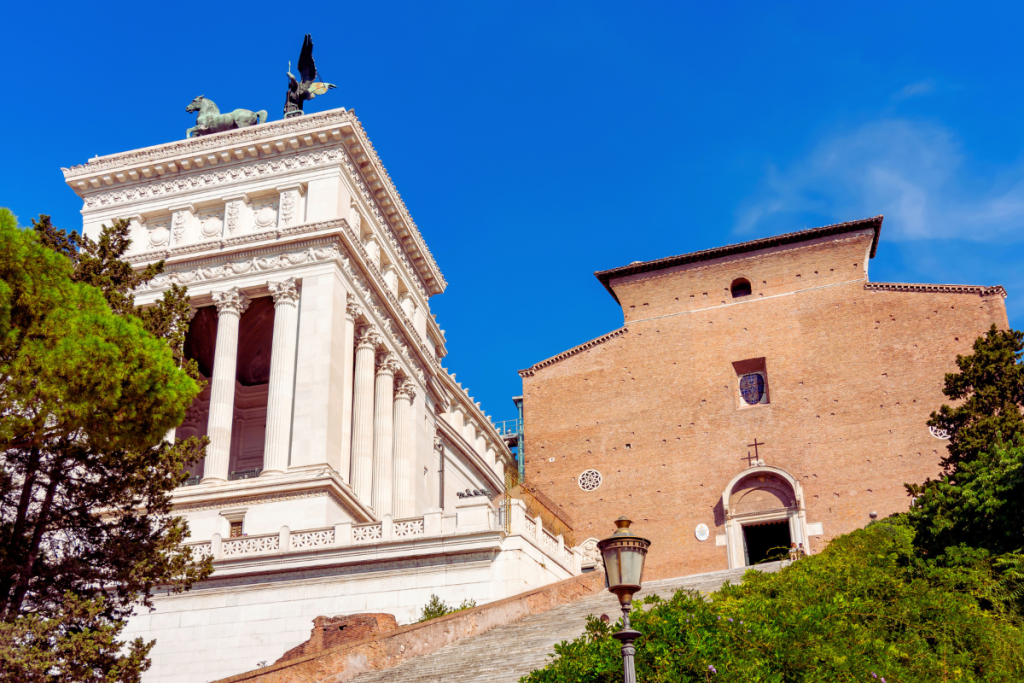 Santa Maria in Aracoeli på Kapitolhøyden i Roma. Den enkle middelalderfasaden til basilikaen reiser seg ved siden av Vittoriano-monumentet. Den monumentale trappen leder opp til kirken, som i århundrer har vært et viktig religiøst og historisk sentrum i byen.