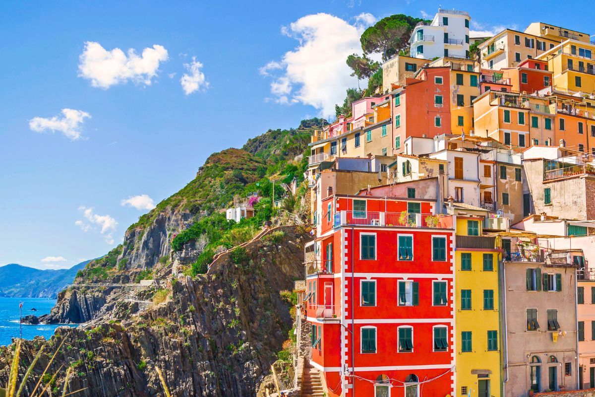 Fargerike hus klamrer seg til klippene i Cinque Terre med utsikt over Middelhavet. De berømte landsbyene langs den liguriske kysten er kjent for sine dramatiske landskap, smale gater og spektakulære beliggenhet mellom havet og fjellene.