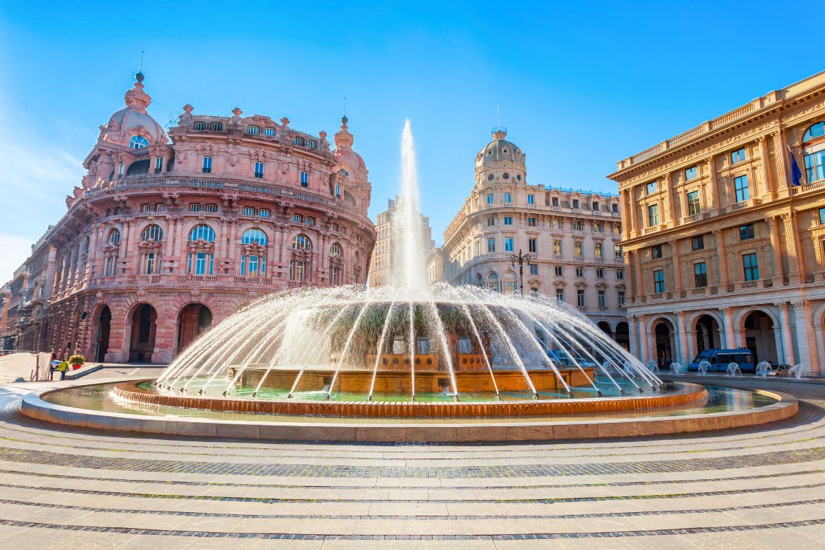 Den monumentale fontenen på Piazza De Ferrari i hjertet av Genova, omgitt av elegante historiske bygninger. Torget er et av byens viktigste landemerker og et naturlig møtested for både innbyggere og besøkende.