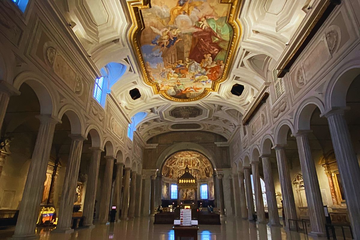 Hovedskipet i San Pietro in Vincoli i Roma, en av byens eldste basilikaer, kjent for Peters lenker og Michelangelos Moses.