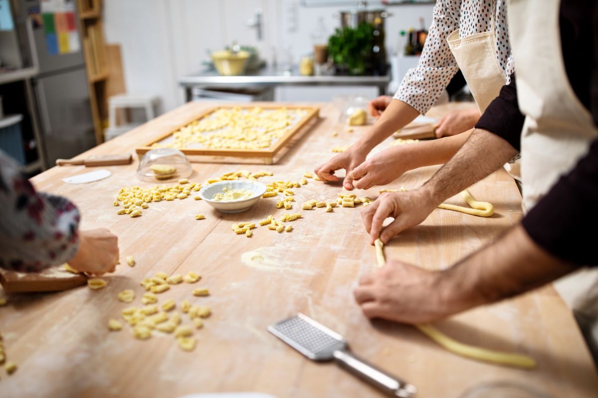 Hjemmelaget italiensk pasta laget av en familie på en tradisjonell italiensk søndag. Italiensk matkultur, søndagslunsj, familie, tradisjoner og autentisk mat fra Italia.