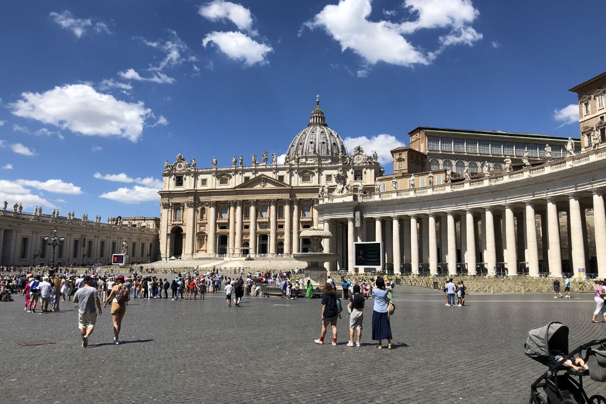 Piazza San Pietro i Roma med Peterskirken og de monumentale kolonnadene. Et av Italias mest besøkte landemerker og sentrum for den katolske kirken i Vatikanet.