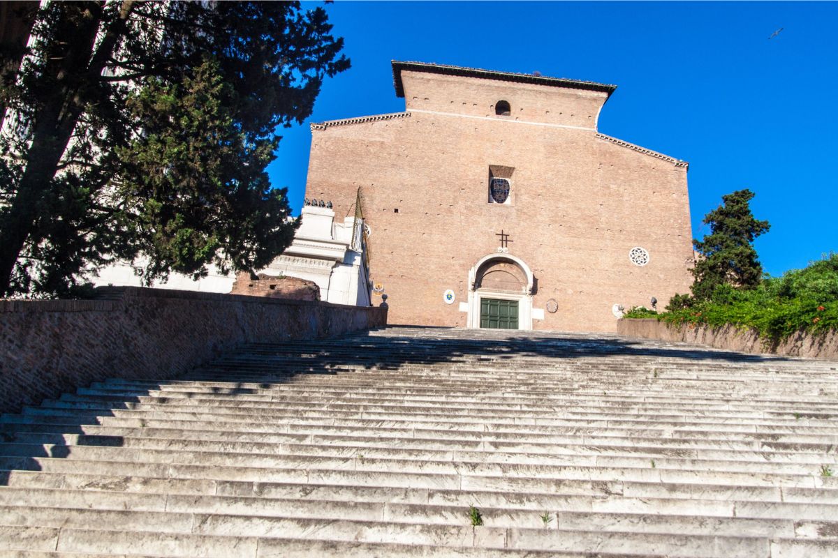 Den monumentale trappen med 124 trinn som fører opp til Santa Maria in Aracoeli på Kapitolhøyden i Roma. Øverst troner basilikaens enkle middelalderfasade, et av byens viktigste historiske og religiøse landemerker.