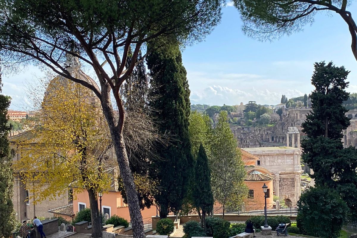 Utsikt fra området rundt Santa Maria in Aracoeli på Kapitolhøyden i Roma. Mellom pinjetrær og sypresser åpner det seg et panorama over Forum Romanum og de keiserlige fora, et av de mest historiske områdene i byen. Beliggenheten viser hvorfor Kapitolhøyden i århundrer har vært et av de viktigste utsiktspunktene i Roma.