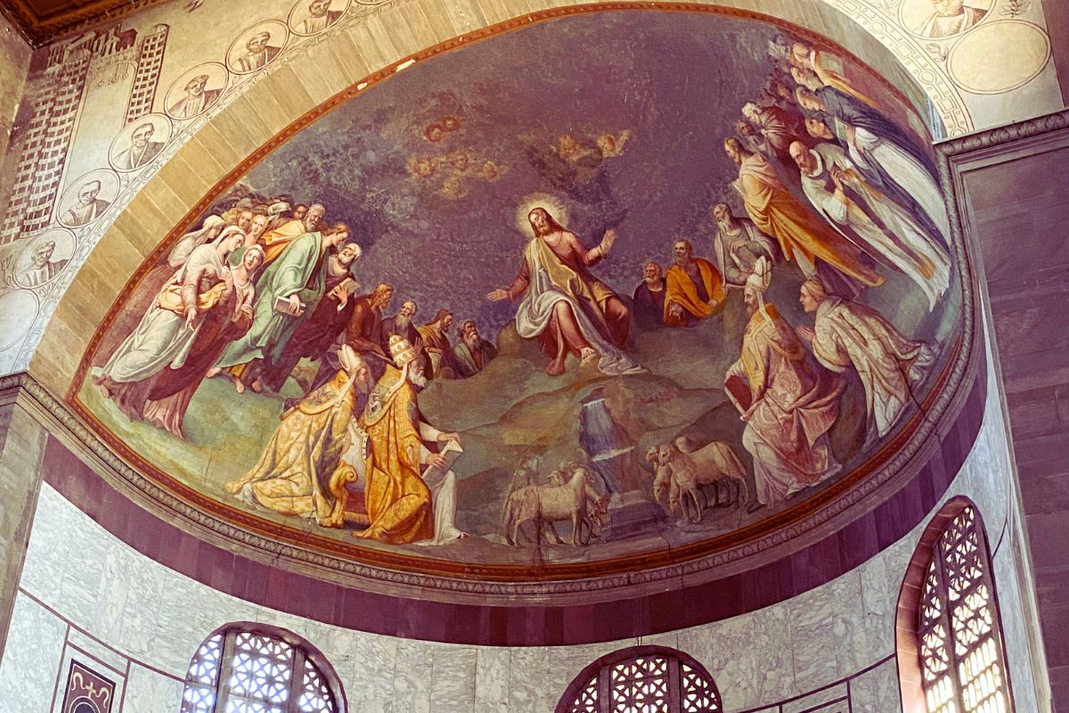 Fresken i apsishvelvet i basilikaen Santa Sabina i Roma med Jesus og apostlene.