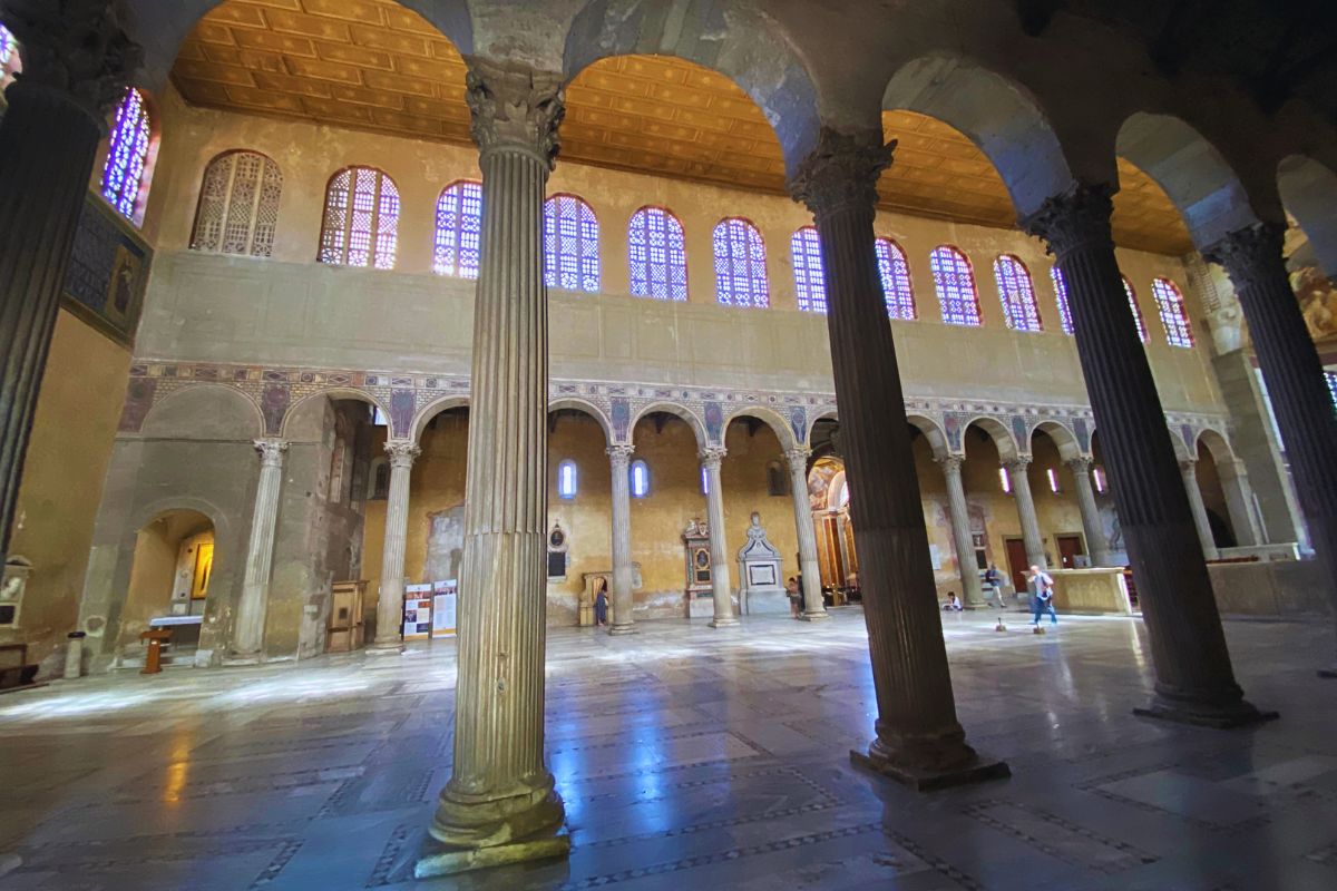 De originale marmorsøylene i basilikaen Santa Sabina i Roma, omgitt av den tidligkristne arkitekturen og de karakteristiske vinduene fra 400-tallet.