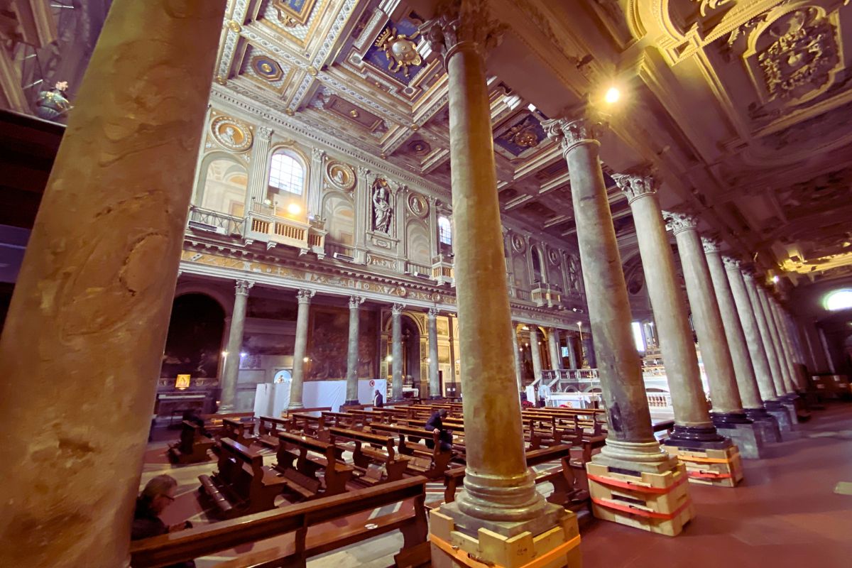 Den imponerende midtskipet med antikke marmorsøyler i basilikaen Santi Silvestro e Martino ai Monti i Roma.