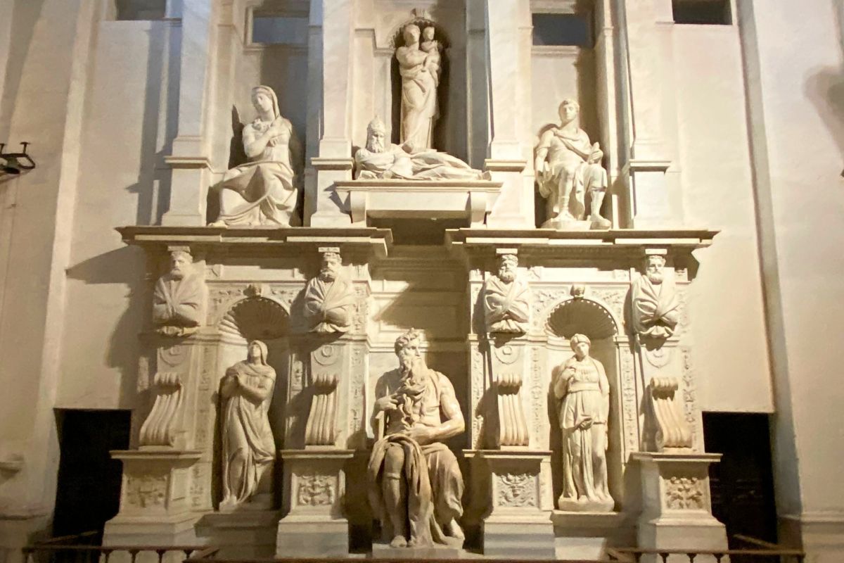 Gravmonumentet til pave Julius II med Michelangelos Moses i basilikaen San Pietro in Vincoli i Roma.