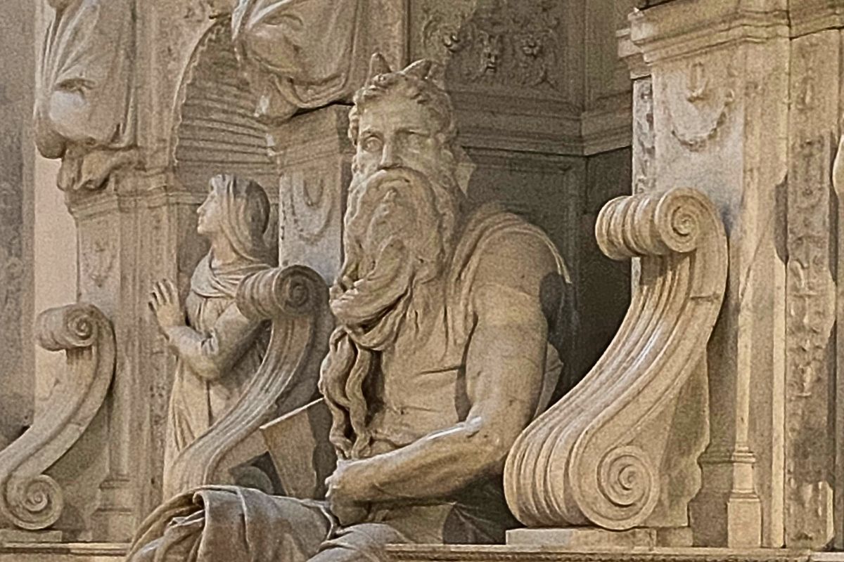 Michelangelos Moses sett fra siden i basilikaen San Pietro in Vincoli i Roma.