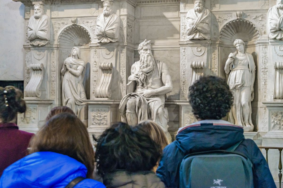 Besøkende beundrer Michelangelos Moses i basilikaen San Pietro in Vincoli i Roma.