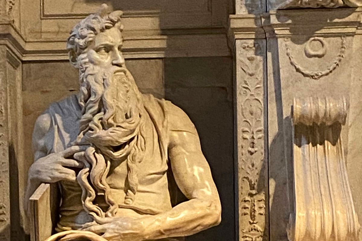 Nærbilde av Michelangelos Moses i basilikaen San Pietro in Vincoli i Roma.