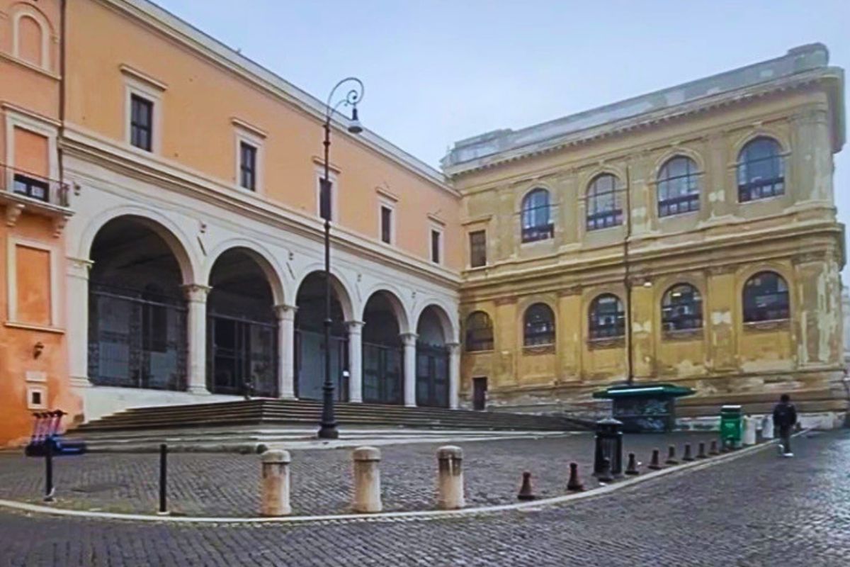 Fasaden og den renessansepregede portikoen til San Pietro in Vincoli i Roma.