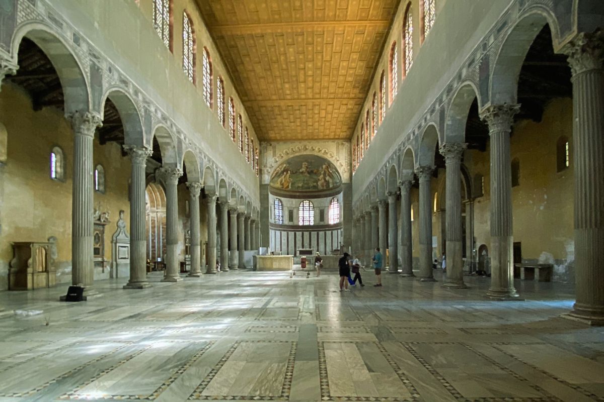 Basilikaen Santa Sabina i Roma med den originale tidligkristne midtskipet, marmorsøyler og apsismosaikk – en av Romas viktigste kirker.