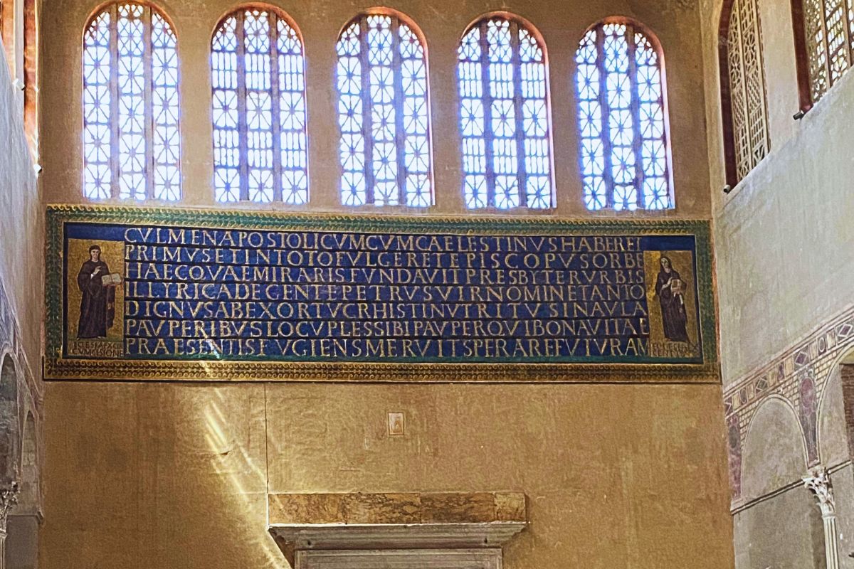 Mosaikkinnskriften i basilikaen Santa Sabina i Roma fra 400-tallet, plassert over hovedinngangen under de originale tidligkristne vinduene.