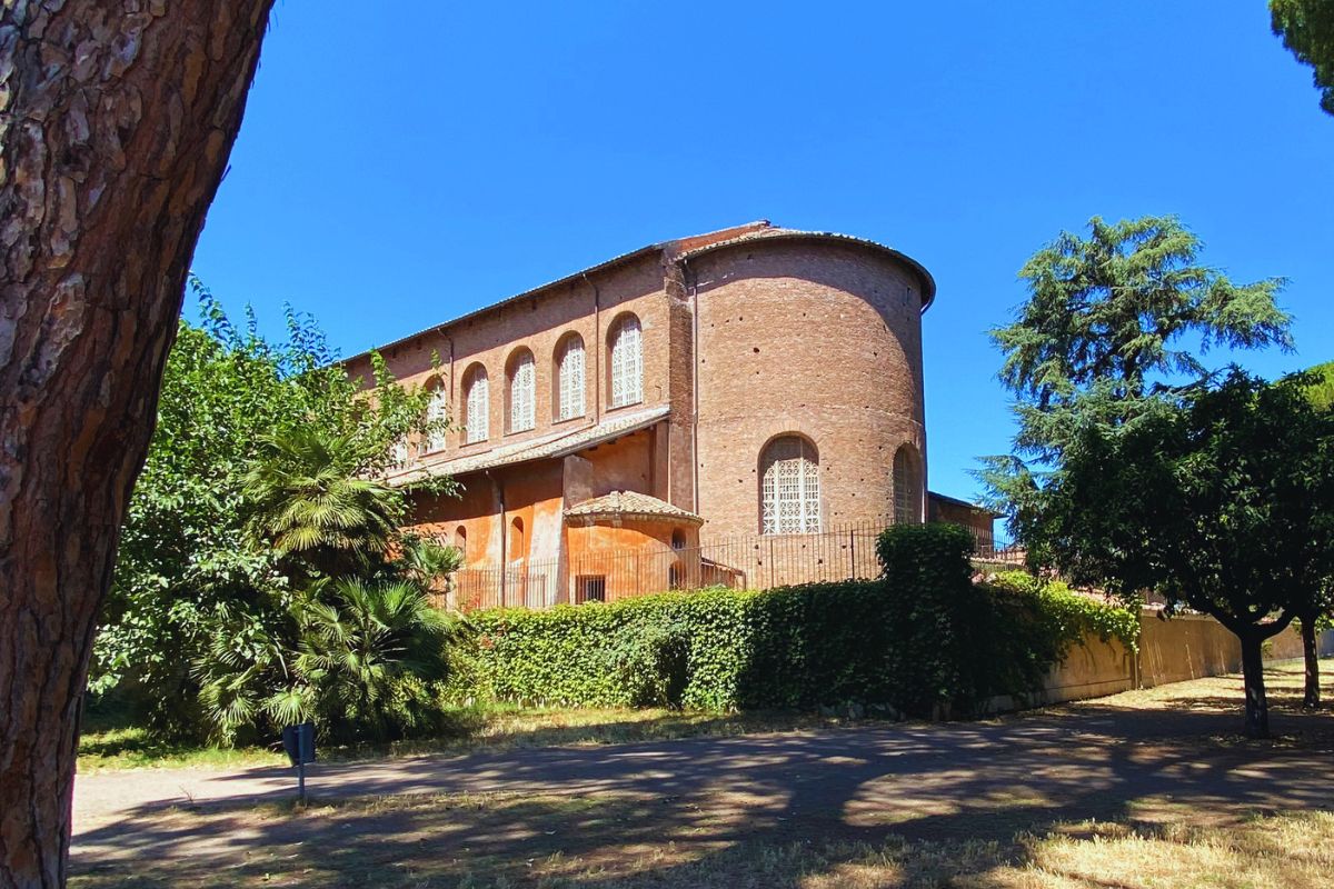 Basilikaen Santa Sabina i Roma sett utenfra med den tidligkristne apsiden i tegl – en av Romas eldste og best bevarte kirker.