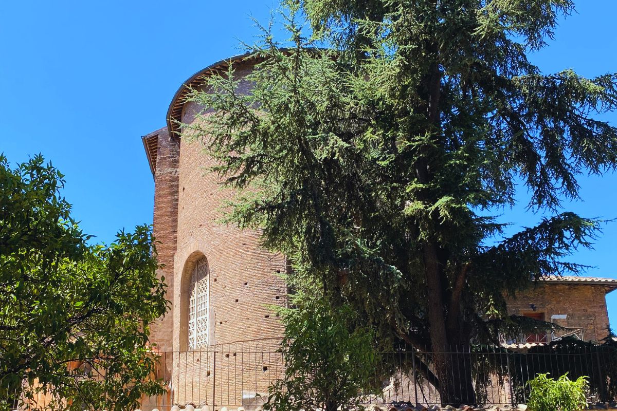 Basilikaen Santa Sabina i Roma sett utenfra med den tidligkristne apsiden i tegl – en av Romas eldste og best bevarte kirker.